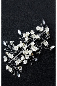 Гілочка у волосся з білими квіточками