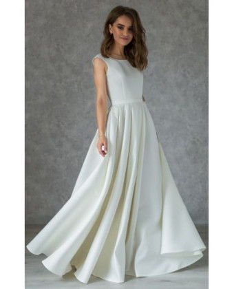 Атласна весільна сукня з розшитою спиною