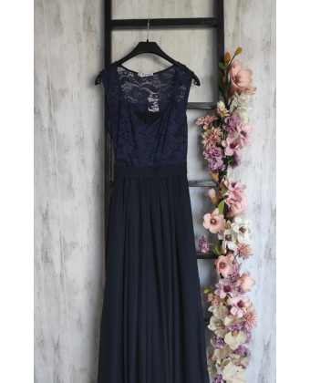 Проста темно-синя сукня з вирізом