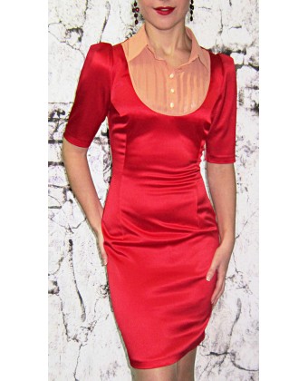 Червона атласна сукня