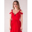 Красное платье с глубоким декольте