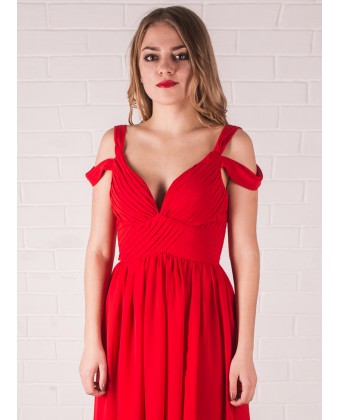 Красное платье с глубоким декольте