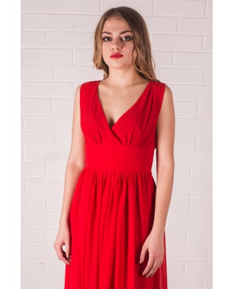 Червона сукня з вирізом