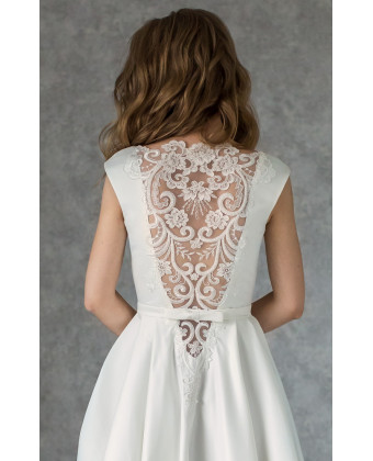 Атласное свадебное платье с расшитой спиной