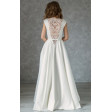 Атласное свадебное платье с расшитой спиной