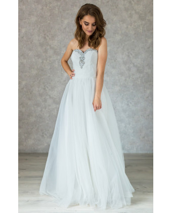 Воздушное свадебное платье с камушками по лифу