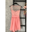 Персикова коктейльна сукня з мереживом