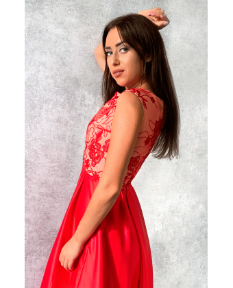 Червона вечірня сукня з розшитим ліфом