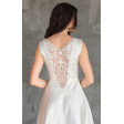 Атласное свадебное платье с кружевной спиной