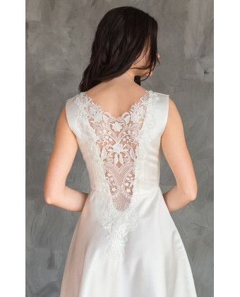 Атласна весільна сукня з мереживною спиною