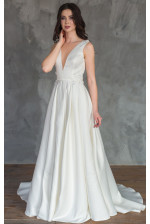 Атласна весільна сукня з відкритою спиною