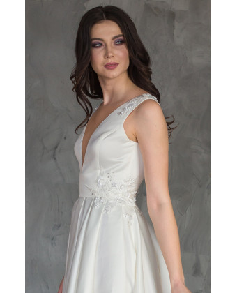 Атласное свадебное платье с открытой спиной
