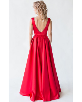 Червона вечірня сукня з відкритою спиною