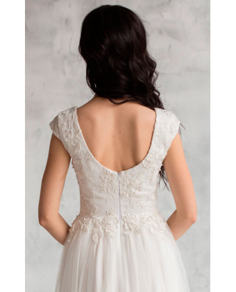 Пишна весільна сукня з відкритою спиною