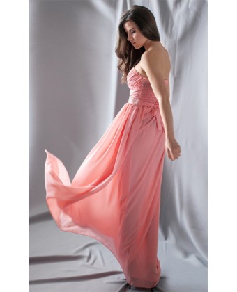 Персикова сукня з декорованим пояском