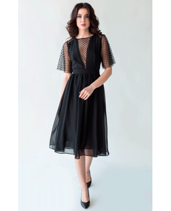 Чорна коктейльна сукня з гарним декольте