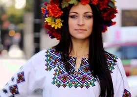 Українська красуня у вишиванці